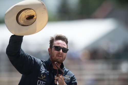 Luke Potter waves his hat to the crowd after winning the 2023 Cheyenne Frontier Days