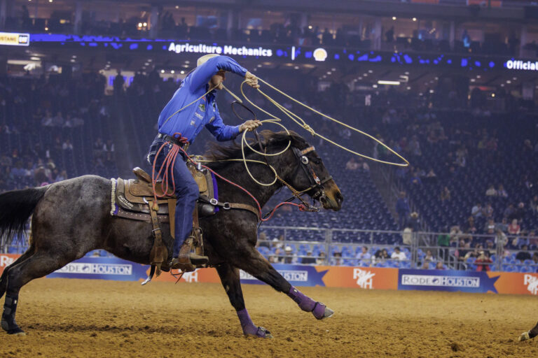 Kincade Henry started off Super Series 2 with a bang, roping in 9.3 seconds.