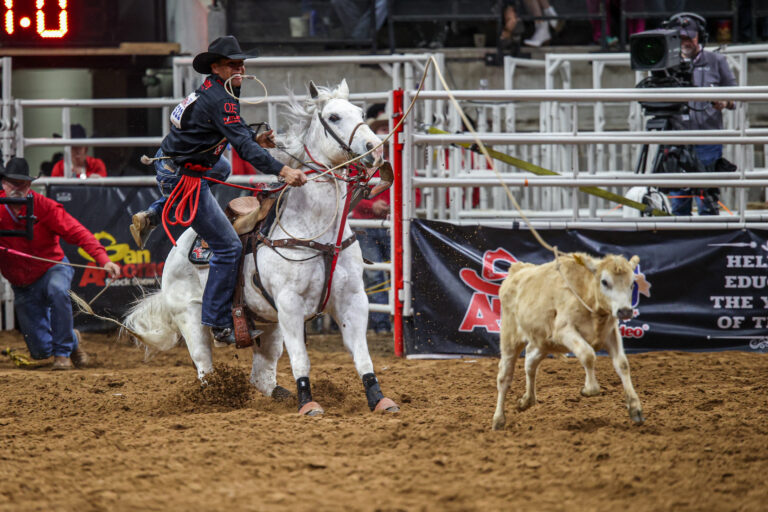 Shad Mayfield stepping off Platinum to tie his calf in the Finals at the 2024 San Antonio Stock Show & Rodeo.