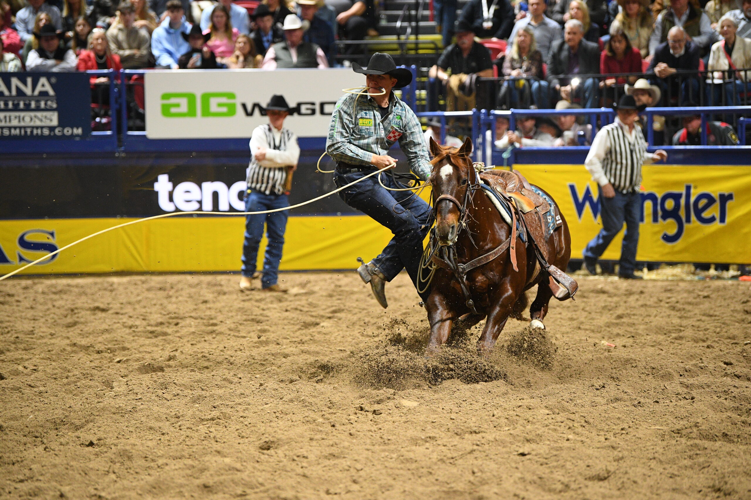 Marty Yates splitting Round 2 of the 2025 NFR on Barshoe Brute.