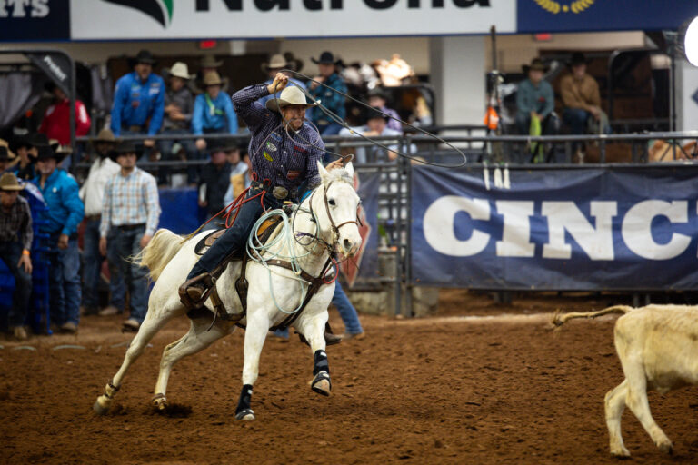 Taylor Santos roping